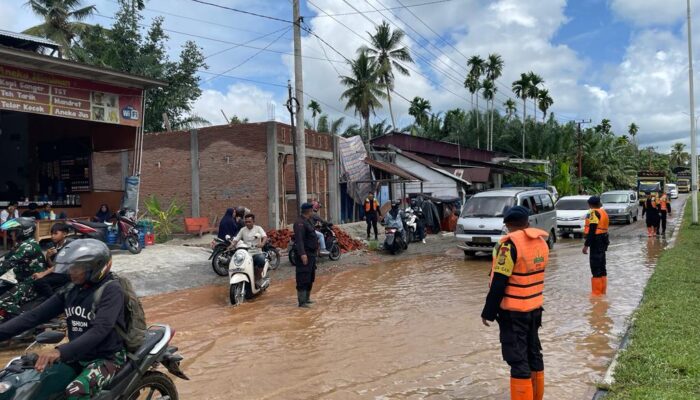 Dampak Banjir, Satbrimob Polda Aceh Gerak Cepat Bantu Warga