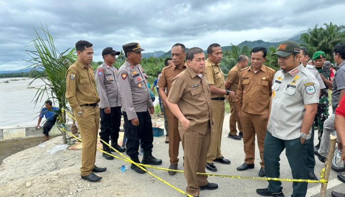 Sekda Agara Tinjau Oprit Jembatan Pantai Dona Yang Ambruk