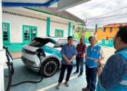 General Manager PLN UID Sumatera Utara, Awaluddin Hafid dalam inspeksi Siaga Lebaran melakukan touring menggunakan mobil listrik menyambangi Stasiun Pengisian Kendaraan Listrik Umum (SPKLU) yang berada di lintas Sumatera Utara dari tanggal 23 hingga 26 April 2023 lalu. Dalam gambar rombongan touring terlihat saat melakukan pengisian baterai di SPKLU Balige.