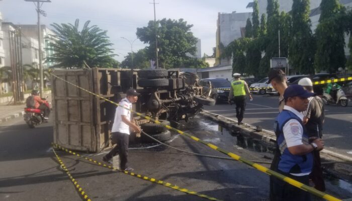 Dump Truk Terbalik Di Jalan Sisingamangaraja