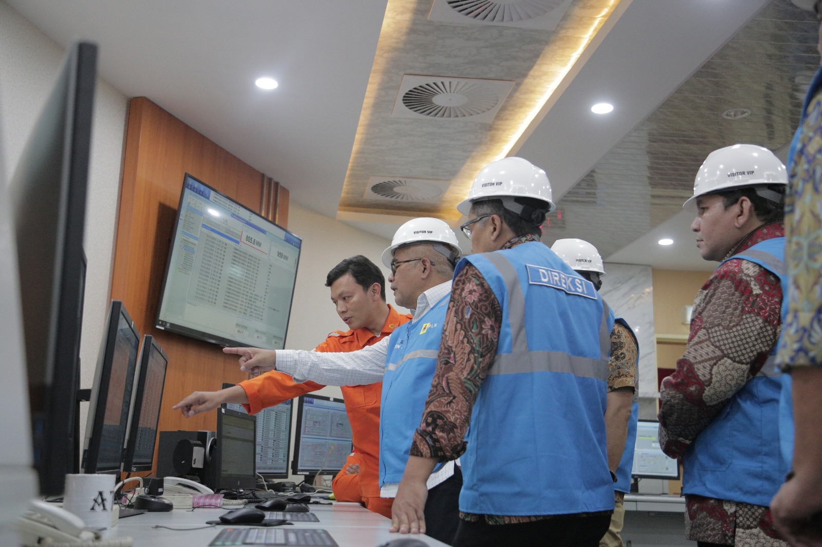 Komisaris Utama (Komut) PT PLN (Persero), Amin Sunaryadi beserta jajaran Dewan Komisaris PLN saat mengunjungi PLN UID Sumatera Utara untuk meninjau pencapaian kinerja dan implementasi program transformasi yang telah dicapai oleh PLN UID Sumatera Utara, Kamis (11/5).