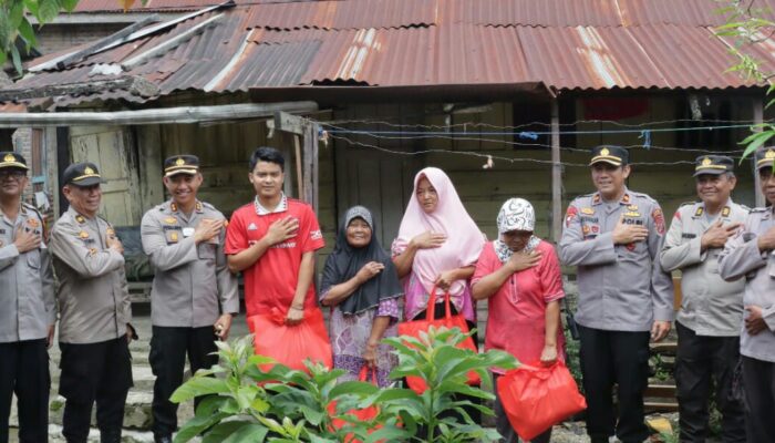 Kapolres P.Siantar Beri Bansos Dari Rumah Ke Rumah