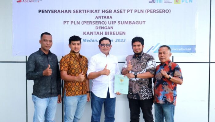 Kantah Bireun Serahkan Sertipikat GI Samalanga Ke PLN UIP Sumbagut