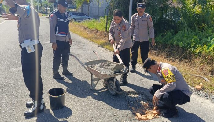 Polsek Seunagan Timur Tambal Jalan Berlubang 