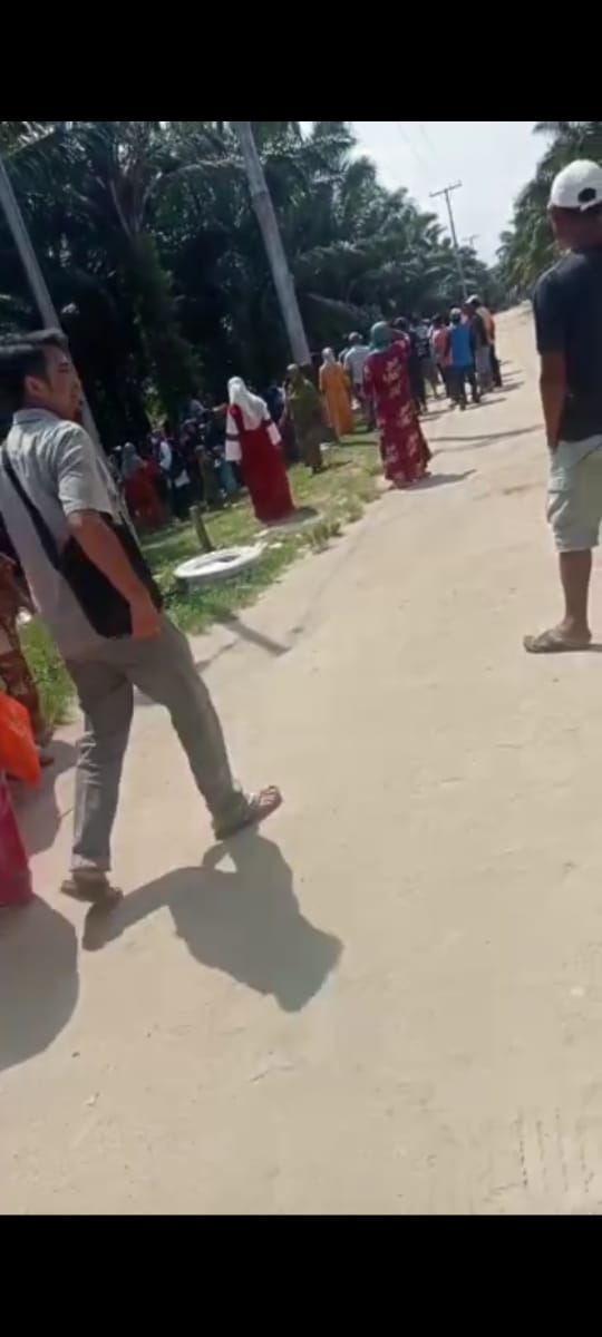 Coba Stop Aksi, Massa Singkuang 1 Terobos Masuk Ke Perusahaan Coba Stop Aksi, Massa Singkuang 1 Terobos Masuk Ke Perusahaan