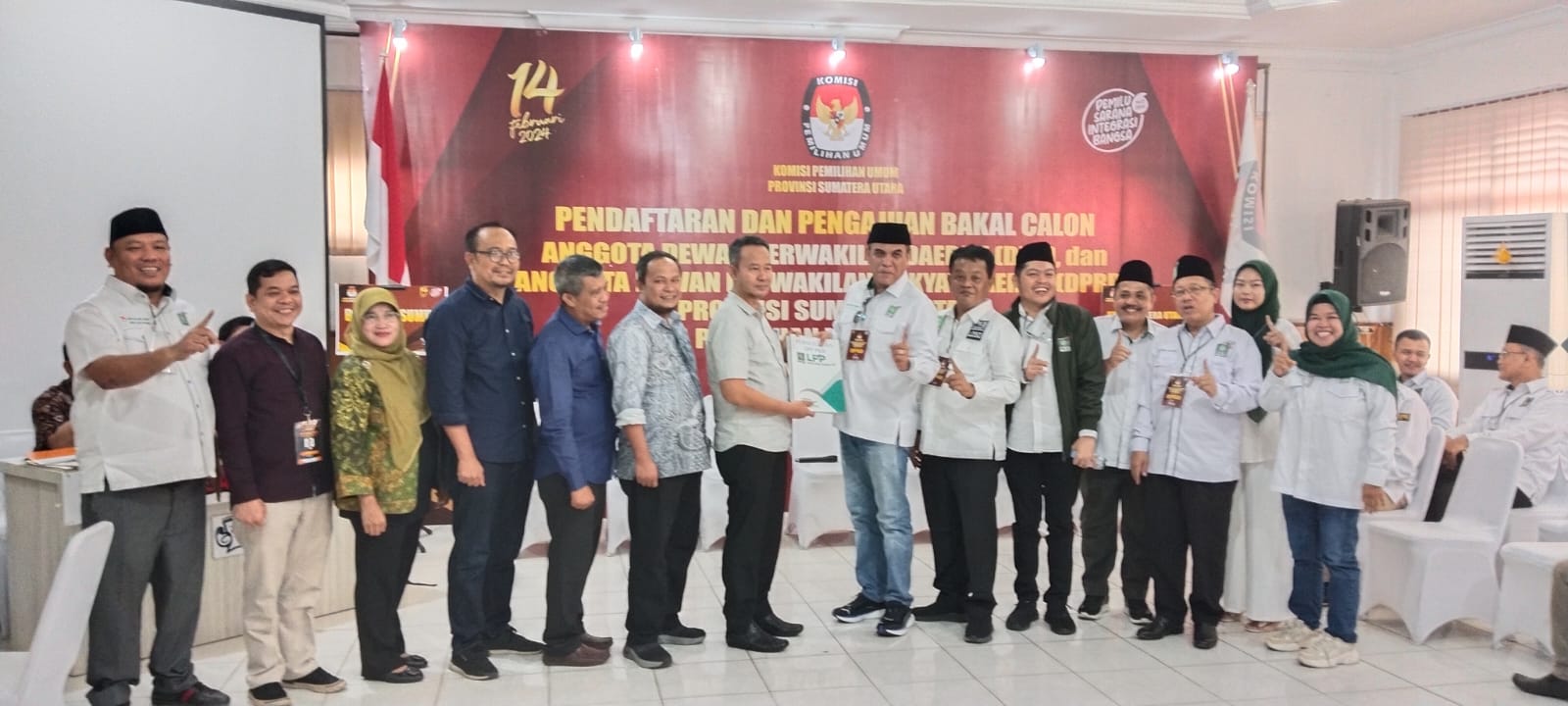 KETUA DPW PKB Sumut M Ja'far Sukhairi Nasution, didampingi Sekretaris, Loso Mena dan Bendahara Zeira Salim Ritonga, serta pengurus lainnya berfoto, usai menyerahkan pendaftaran Bacalegnya, di Gedung KPU Sumut, Jalan Perintis Kemerdekaan, Medan, Sabtu (13/05). Waspada/ist