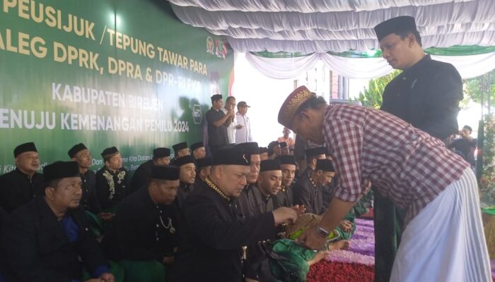 Ulama Kharismatik Aceh Peusijuek Bacaleg PKB Bireuen