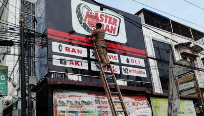 Bapenda Medan Tegas Bongkar Reklame Liar