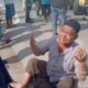 SALAH seorang massa Singkuang 1, Ardiansyah (Inca) Daulay, 57, duduk di tanah sambil berdoa untuk kemaslahatan. Waspada/ist