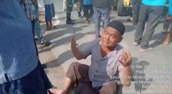 SALAH seorang massa Singkuang 1, Ardiansyah (Inca) Daulay, 57, duduk di tanah sambil berdoa untuk kemaslahatan. Waspada/ist