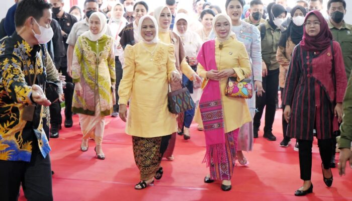 Tandai Peringatan HUT ke-43 Dekranas di Medan, Ibu Negara Potong Nasi Tumpeng