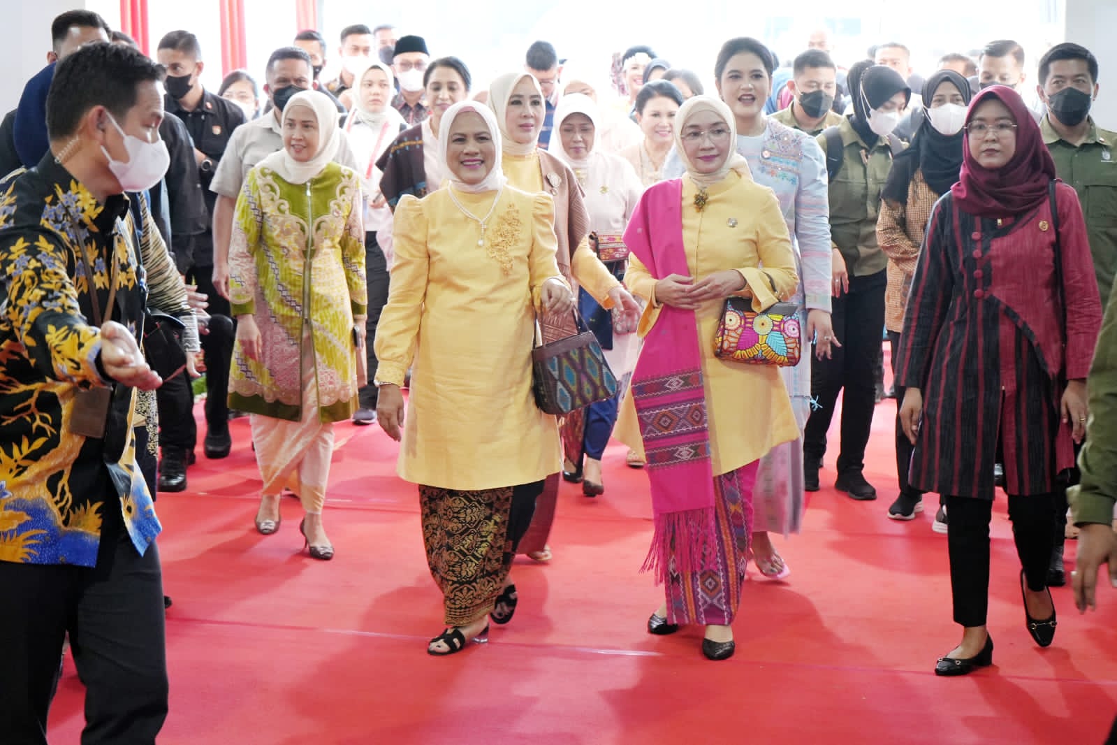 Tandai Peringatan HUT ke-43 Dekranas di Medan, Ibu Negara Potong Nasi Tumpeng