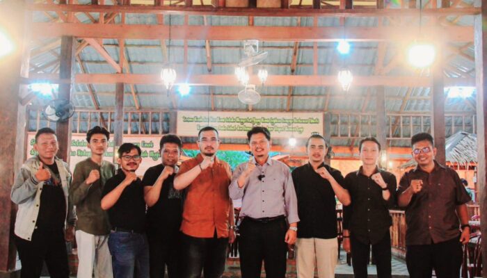 Prof.Ridha Dharmajaya Genap 50 Tahun, Pemilik Warung Sop Undang Makan Bersama