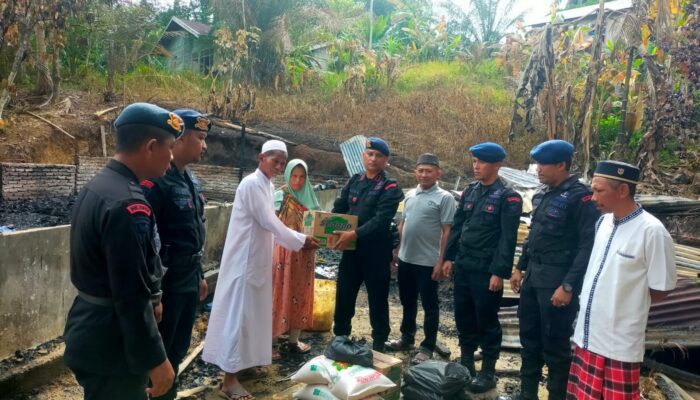Brimob Salurkan Bantuan Korban Kebakaran
