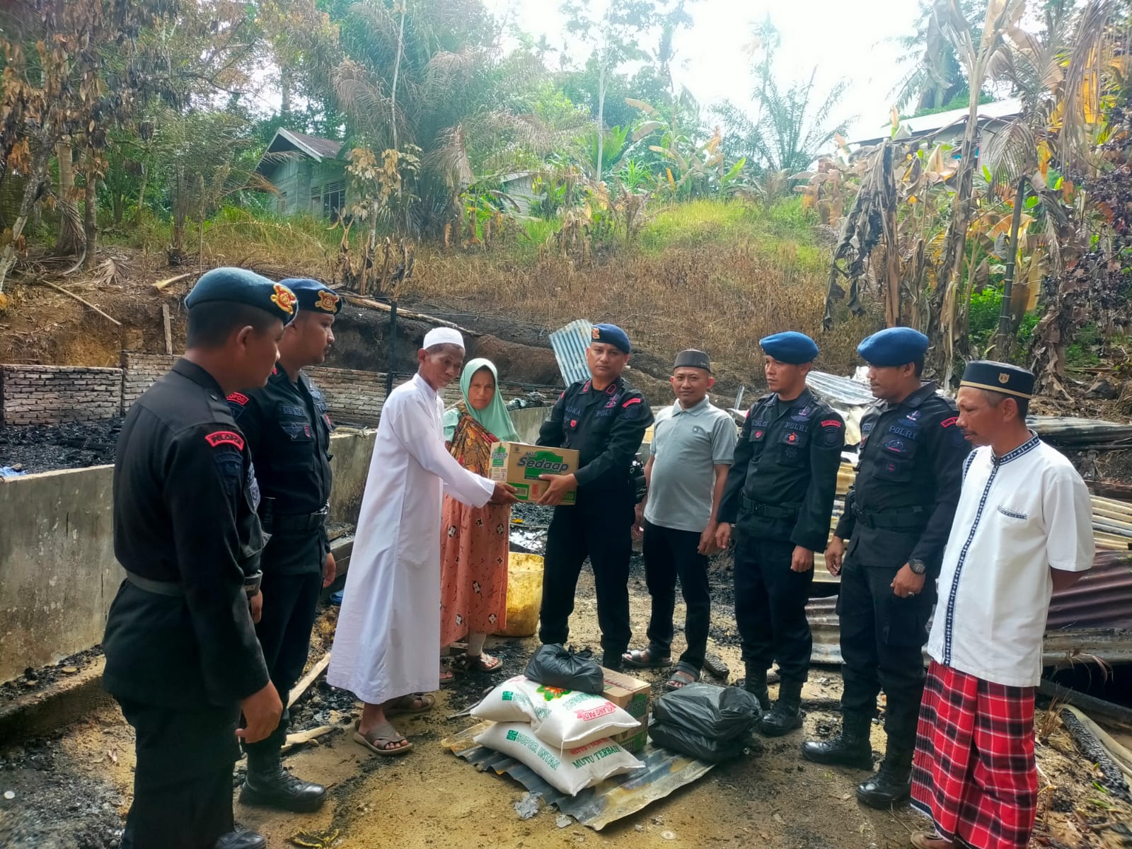 Brimob Salurkan Bantuan Korban Kebakaran