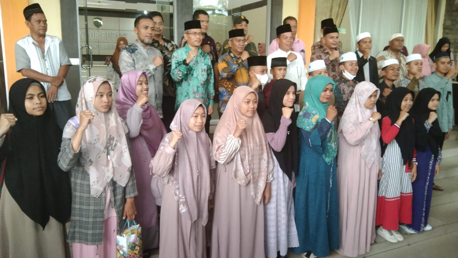 Zarnawi Pasaribu Lepas Kontingen Palas Mengikuti STQH XVIII Di Medan Zarnawi Pasaribu Lepas Kontingen Palas Mengikuti STQH XVIII Di Medan