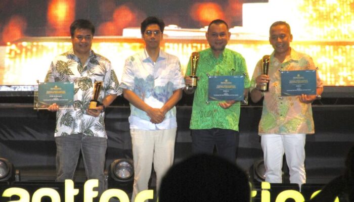 Tengku Rinel Wakili PTPN III Terima Penghargaan PTPN Teruntung