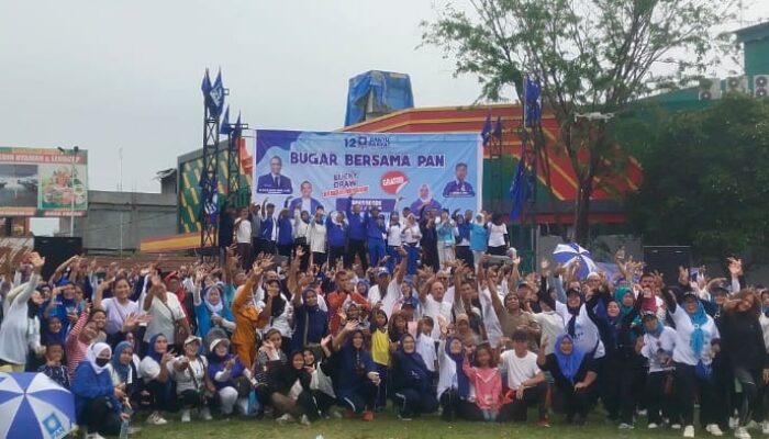Ribuan Warga Birukan Lapangan Reformasi