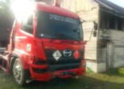 Beca Ditumpangi Pelajar Tubrukan Dengan Tangki, 1 Tewas, 4 Luka