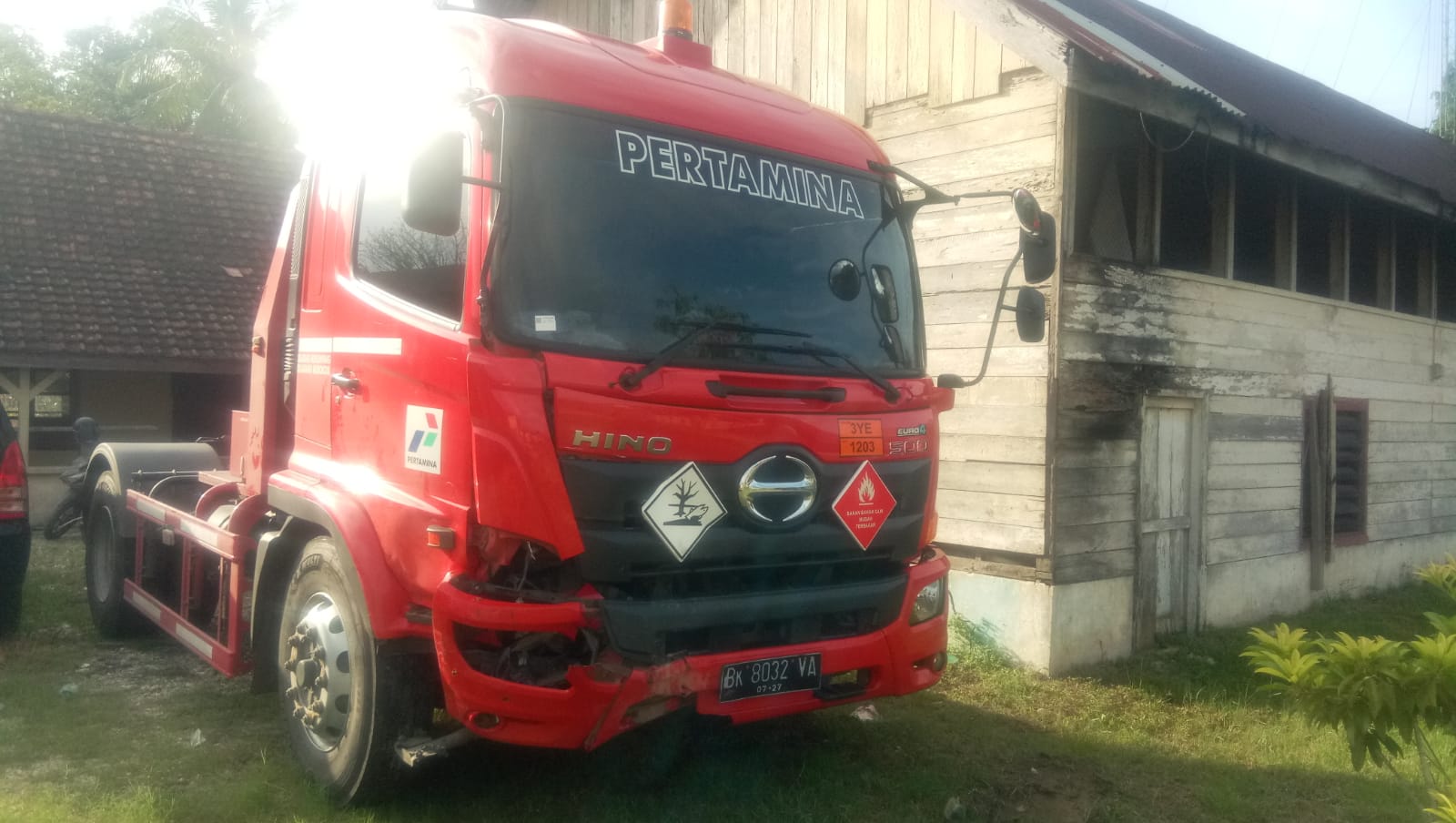 Beca Ditumpangi Pelajar Tubrukan Dengan Tangki, 1 Tewas, 4 Luka