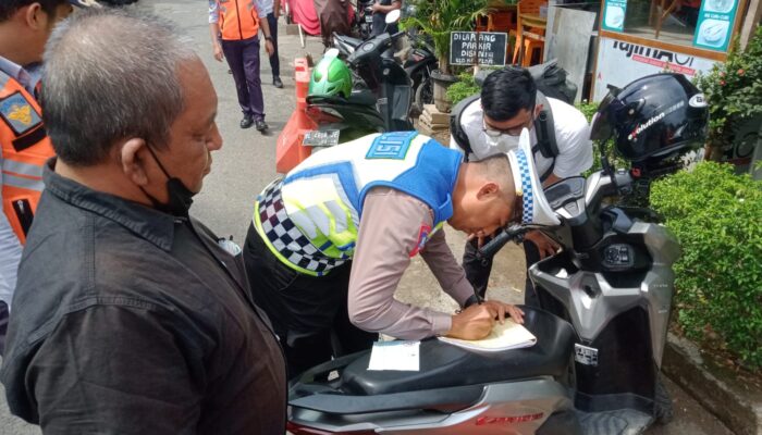 Dishub Gembosi Puluhan Sepedamotor Parkir Sembarangan Di RSUDZA