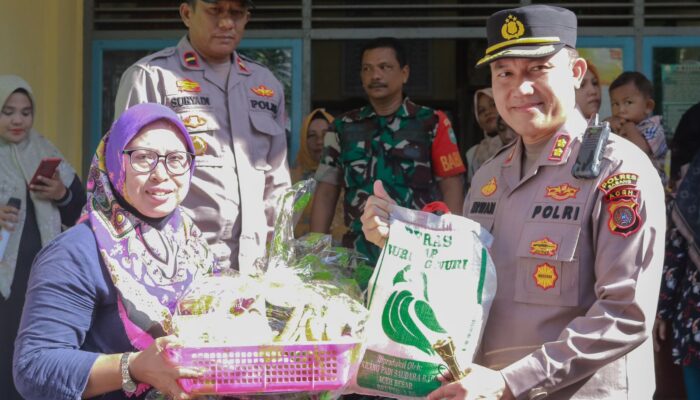 Kapolres Dan Pj Wali Kota Sabang Bagikan Paket Makanan Tambahan