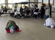 Jemaah Wanita Asal Aceh Sujud Syukur Di Bandara Madinah