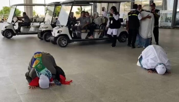 Jemaah Wanita Asal Aceh Sujud Syukur Di Bandara Madinah