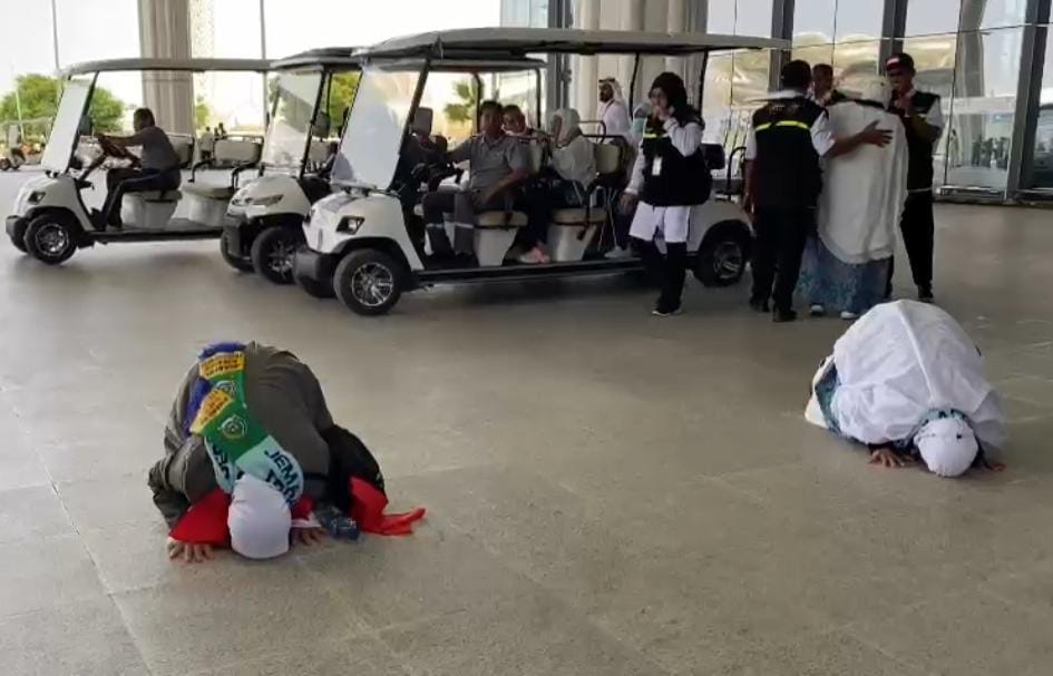 Jemaah Wanita Asal Aceh Sujud Syukur Di Bandara Madinah