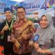 Bupati Toba Ir Poltak Sitorus, M.Sc berfoto bersama Ketua Tim Promosi UMA Dr Wan Suryani, SE, M.Si (kanan) dan para mahasiswa saat menyambangi stan UMA di arena Pekan Investasi, Inovasi Sumatera Utara di Istana Maimun pada hari kedua, Kamis (25/5).