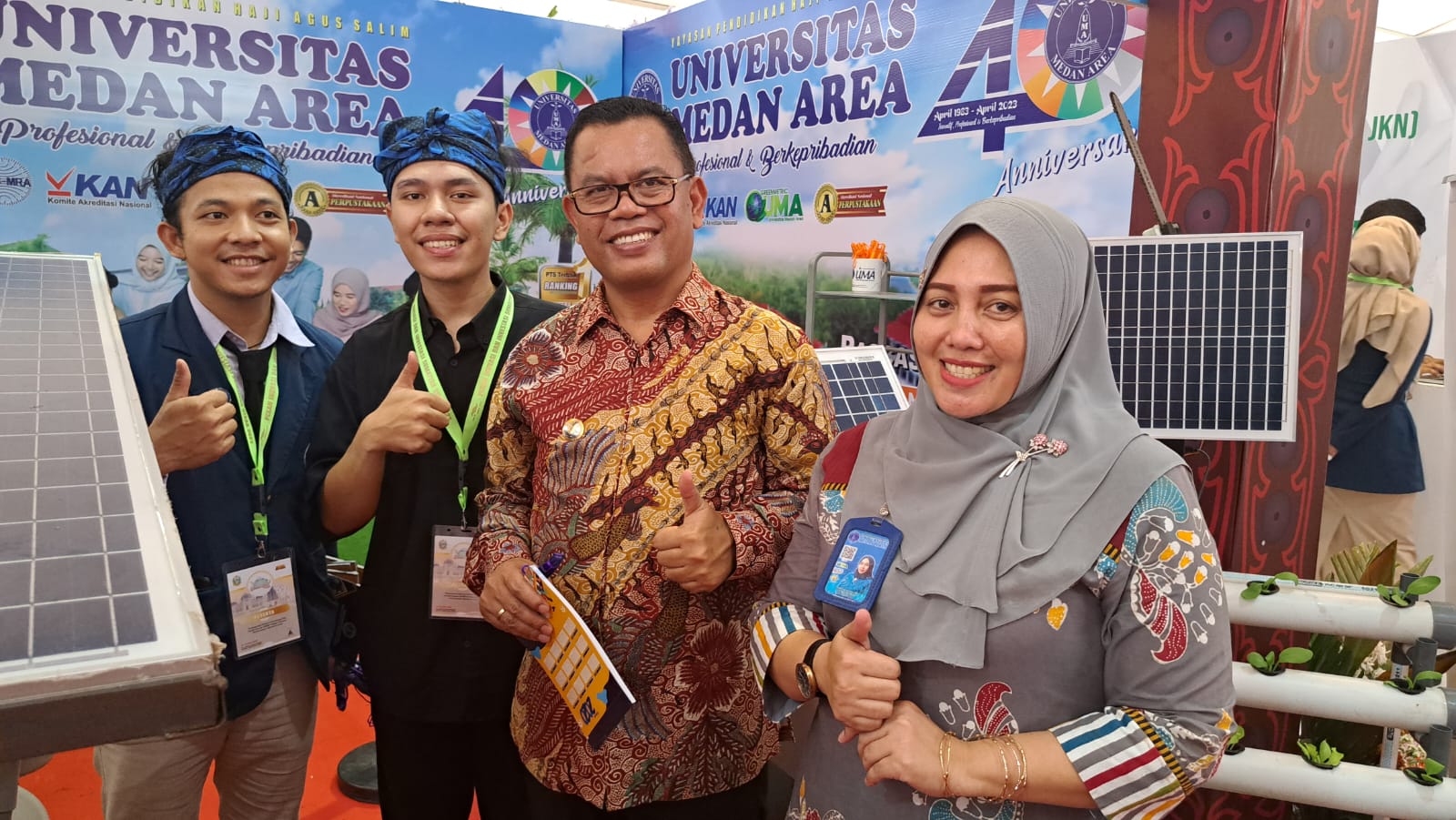 Bupati Toba Ir Poltak Sitorus, M.Sc berfoto bersama Ketua Tim Promosi UMA Dr Wan Suryani, SE, M.Si (kanan) dan para mahasiswa saat menyambangi stan UMA di arena Pekan Investasi, Inovasi Sumatera Utara di Istana Maimun pada hari kedua, Kamis (25/5).