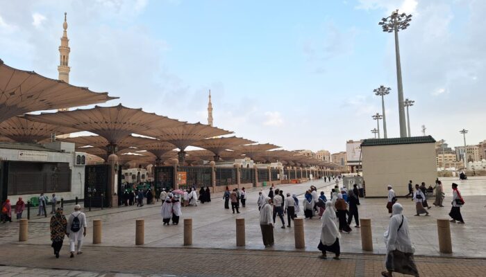 Hujan – Petir Tak Menyurutkan Jemaah Indonesia Tunaikan Arbain Di Nabawi