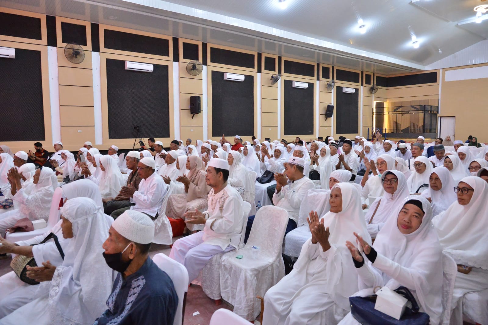 Bupati Zahir: Layani Calhaj Lebih Ekstra Bupati Zahir: Layani Calhaj Lebih Ekstra