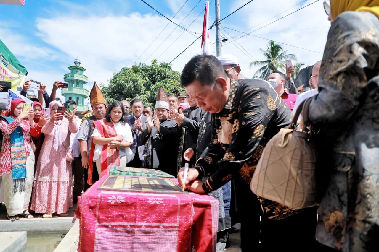 Bupati Resmikan Balai Dan Kantor Pangulu Nagori Gunung Serawan