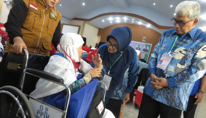 Wali Kota Siantar Bersama Suami Lepas Jamaah Calon Haji Kloter 7