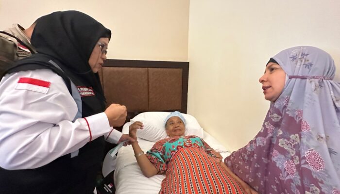 Door To Door, Petugas Ingatkan Jemaah Lansia Jangan Memaksa Armain Di Madinah