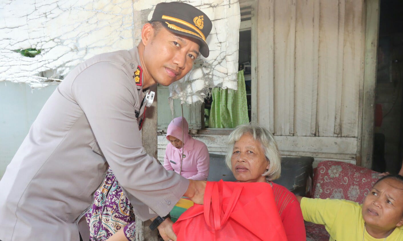 Polres P. Siantar Beri Bansos Ke Masyarakat