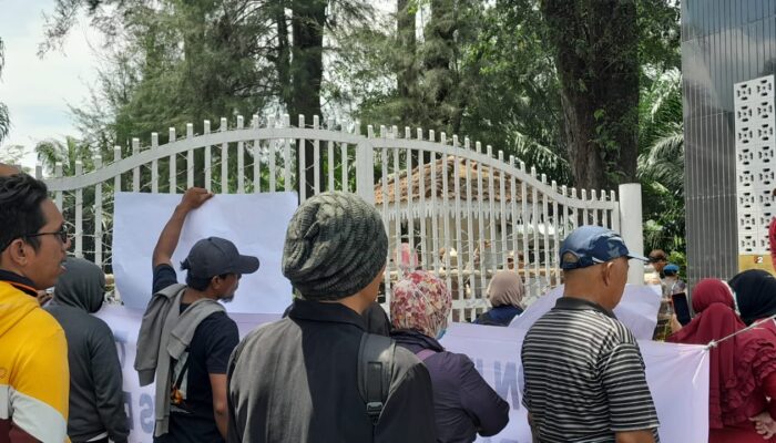 Massa Petani Dan ALMISBUN Desak PTPN 2 Hentikan Pembredelan Lahan