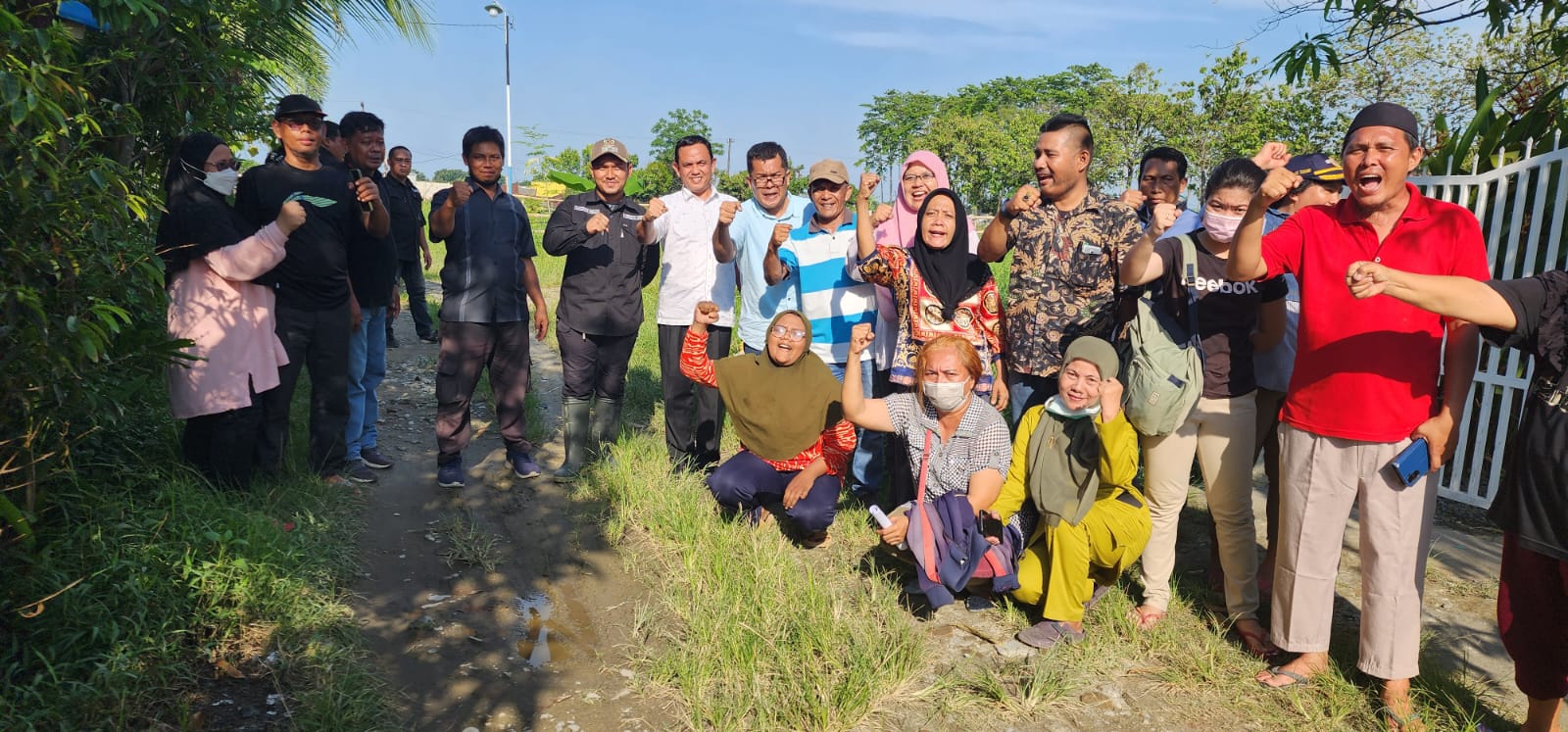 Anggota DPRD Sumut dari Fraksi PKS Abdul Rahim Siregar (ARS) bertemu dengan warga yang memiliki lahan di Kebun Bandar Klippa, Kabupaten Deli Serdang, Rabu (31/5). Waspada/ist