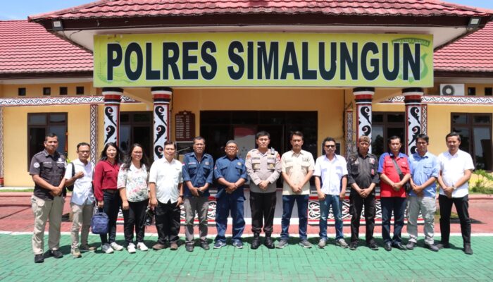Kapolres Simalungun Bersama Wartawan Ikuti Zoom Meeting