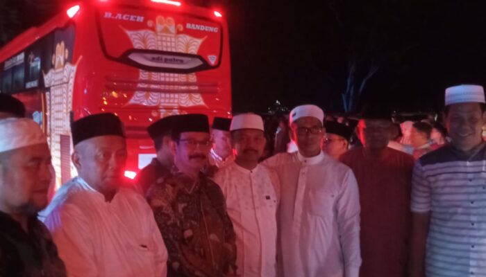 Pj.Bupati Aceh Tamiang Bersama Ribuan Warga Lepas Keberangkatan 147 Calhaj
