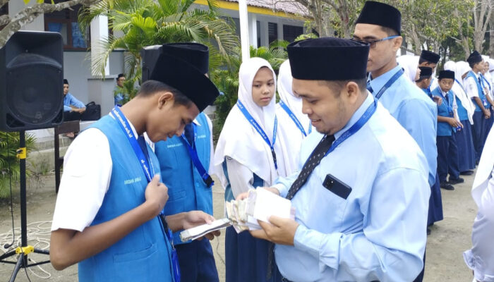 SMP Ar-Rahman Percut, Peringati Hardiknas 2023 Dan Bagikan THR Kepada Siswa