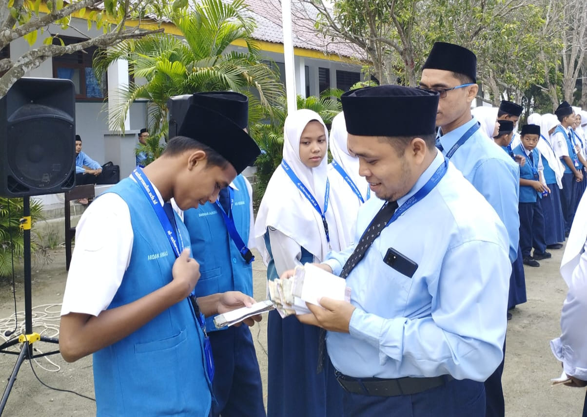 SMP Ar-Rahman Percut, Peringati Hardiknas 2023 Dan Bagikan THR Kepada Siswa