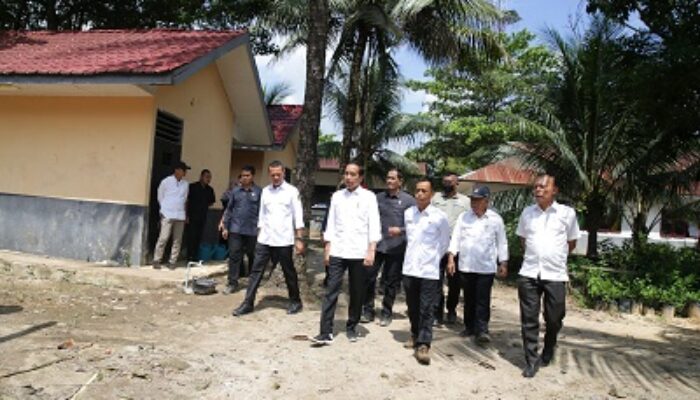 Bersama Ijeck, Jokowi Tinjau Jalan Rusak Di Labura