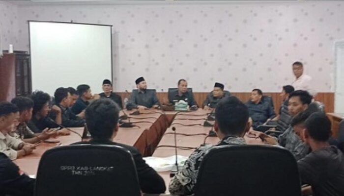 Massa PB HIMALA Indonesia Turun Ke Jalan Kritisi Kinerja DPRD Langkat