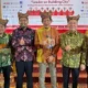 President IMA Padang Darmawi (sebelah Kiri), Wakil Gubernur Sumbar DR. Audy Joinaldi (kedua dari kiri), Honorary Founding Chairman IMA Hermawan Kartajaya (tengah), President IMA Pusat Suparno Djasmin (kedua dari kiri), Pembina Yayasan UPI YPTK Padang Muhammad Ridwan. Waspada/Ist