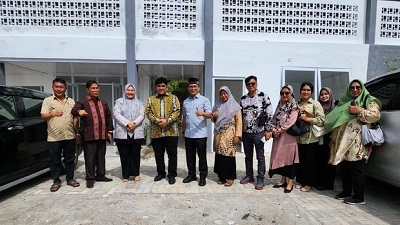 Ketua Komisi E DPRD Sumut Edi Surahman Sinuraya dan rombongan berfoto di depan mess milik Dinas Kesehatan Sumut yang berada di Parapat, Simalungun, Jumat (19/5). Waspada/Ist
