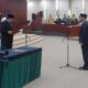 KETUA DPRD Sumut Baskami Ginting (kiri), mengambil sumpah dan janji jabatan Agung Satria Sitepu, Rabu (10/5). Waspada/Partono Budy
