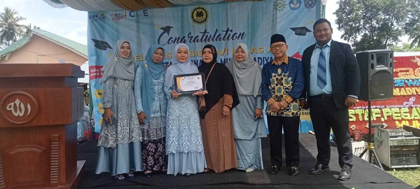 PWM Sumatera Utara dan kepala SMK SPP Snakma Muhammadiyah Tanjung Anom foto bersama siswa berprestasi usai penyerahan penghargaan