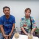 SIDIN (kiri) dan Siulin (kanan), orangtua terdakwa kasus pengeroyokan yang dilakukan kedua anaknya, William Charles (22) dan David Nicholas (24). Waspada/Ist